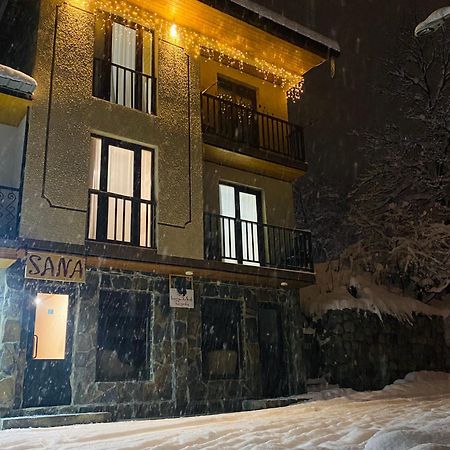 Sana Guest House Mestia Exterior foto